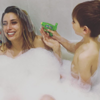 Una madre responde a quienes la critican por bañarse con sus hijos