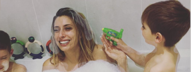 Una madre responde a quienes la critican por bañarse con sus hijos