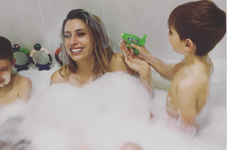Una madre responde a quienes la critican por bañarse con sus hijos
