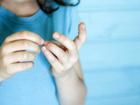 Uñeros en bebés y niños: qué hacer (y que no) si mi hijo tiene alguna uña encarnada en los dedos de manos o pies