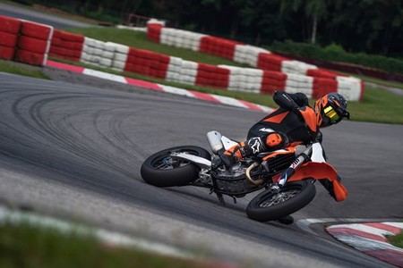 ¡Ha vuelto! La KTM 450 SMR se ha renovado por completo con 63 CV de diversión al estilo supermotard puro