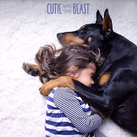 Amores perrunos: adorables imágenes de una niña junto a su mejor amigo, un dóberman de dos años