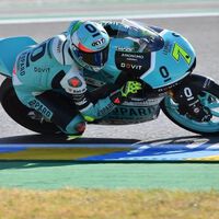 Dennis Foggia domina a placer un viernes plagado de caídas de Moto3 en Le Mans