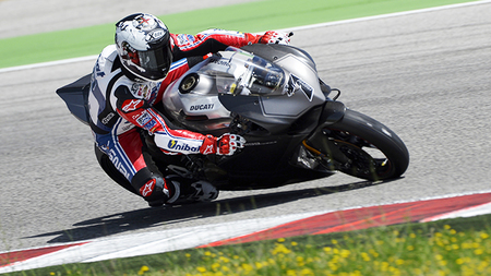 Carlos Checa se sube a la Ducati 1199 Panigale