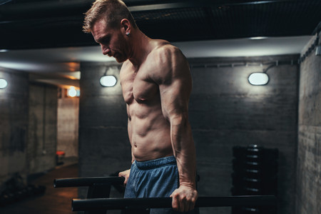 Fondos rusos: cómo hacer este ejercicio paso a paso para trabajar tus tríceps y pectorales de forma intensa