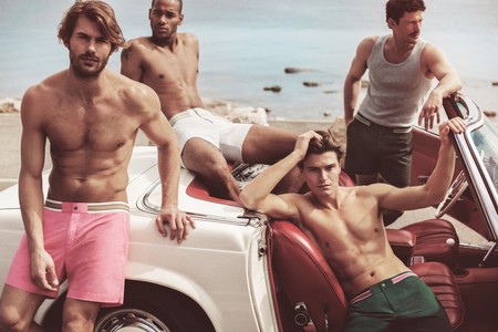 El modelo Oliver Cheshire debuta su marca CHÉ de bañadores con perfecta inspiración retro