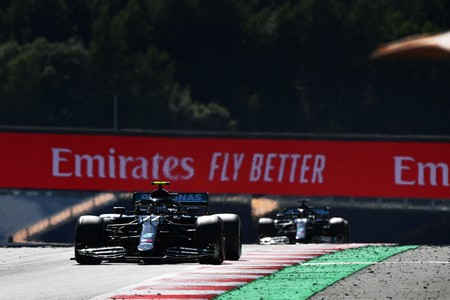 Valtteri Bottas gana, Max Verstappen se rompe y Lewis Hamilton la lía en el caótico debut de la Fórmula 1