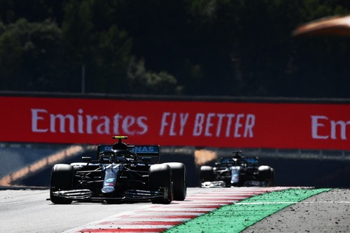 Valtteri Bottas gana, Max Verstappen se rompe y Lewis Hamilton la lía en el caótico debut de la Fórmula 1