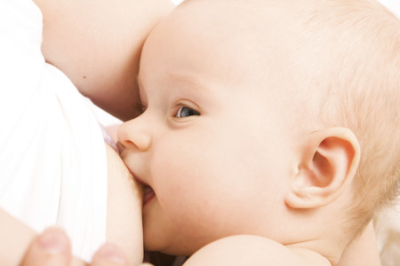 La única vitamina extra necesaria durante la lactancia materna es el yodo