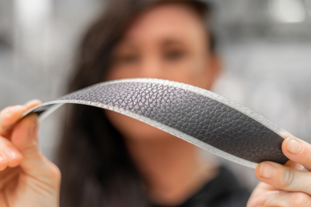 Un nuevo tipo de panel solar de interior hace posibles dispositivos con batería infinita. Ya lo están fabricando en Suecia