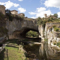 No es IA. Este precioso pueblo de España se ha construido sobre un puente natural esculpido por el agua 