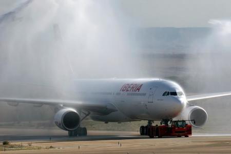 Fomento, las aerolíneas y el petróleo: ¿no repercuten las bajadas?