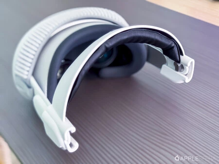 取り付けるには、ANNAPRO A1 を Apple Vision Pro のサイドストラップにスライドさせるだけです。