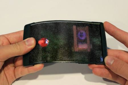Nunca jugar a Angry Birds fue tan "real": así es HoloFlex, el móvil flexible y holográfico