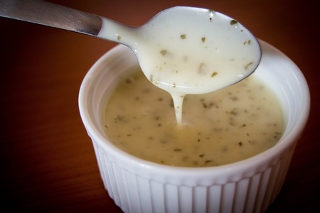 Aderezo César. Receta sencilla para acompañar ensalada