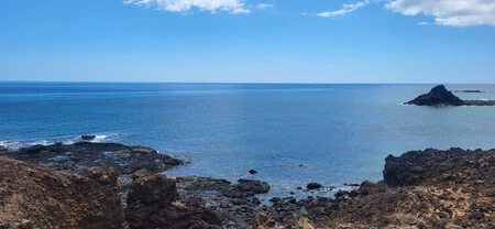 Asi Es El Pueblo De Xenia Tostado Y Rodolfo Sancho Su Refugio Familiar Playas De Agua Cristalina Un Parque Natural Y Un Volcan Con Vistas Panoramicas