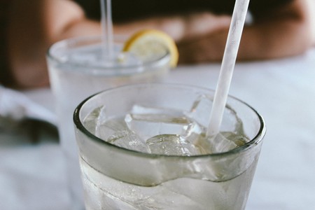 La importancia de beber suficiente agua si llevas una dieta keto para perder peso