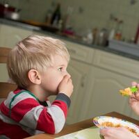 Por qué no deberías obligar a tu hijo a comer si no tiene hambre o ya no quiere más