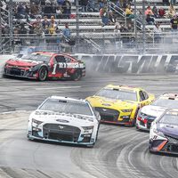 El adelantamiento del año ha pasado en la NASCAR, y es difícil distinguirlo de un accidente grave 