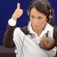 Carolina Bescansa no es la única: otras cinco diputadas que llevaron sus bebés al Congreso