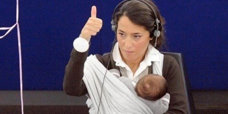 Carolina Bescansa no es la única: otras cinco diputadas que llevaron sus bebés al Congreso