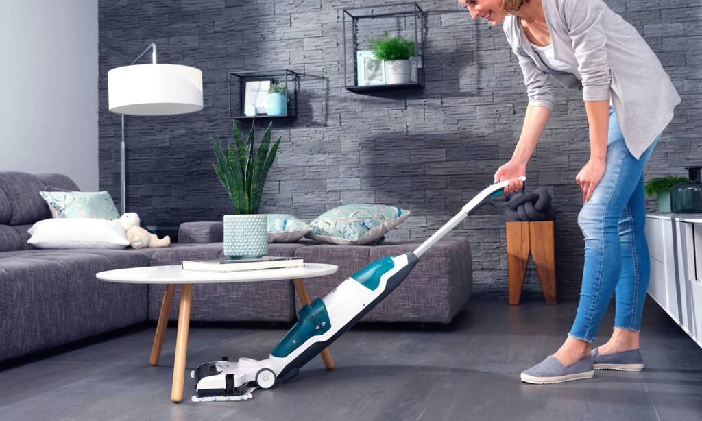 Amazon da en el clavo y rebaja esta aspiradora escoba que, además, friega el suelo