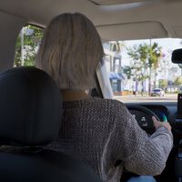 inZOI, cómo activar el modo manual para conducir tu coche 