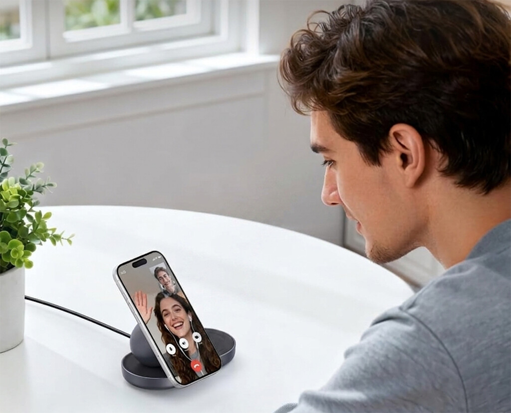 Lo que más me gusta de este cargador inalámbrico no es que cargue dos dispositivos. Es que también funciona como soporte para el iPhone 