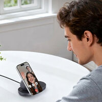 Lo que más me gusta de este cargador inalámbrico no es que cargue dos dispositivos. Es que también funciona como soporte para el iPhone 