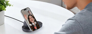Lo que más me gusta de este cargador inalámbrico no es que cargue dos dispositivos. Es que también funciona como soporte para el iPhone 