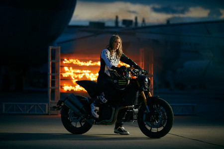 ¡Nuevo récord absurdo! Esta mujer ha atravesado 13 bloques de fuego con una Indian FTR 1200