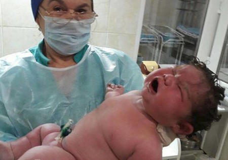Dió a luz una bebé de 6,3 kilos de forma natural y sin epidural