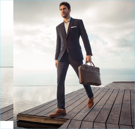 Noah Mills, siempre elegante, protagoniza la campaña veraniega de Pedro del Hierro