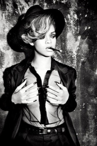 Rihanna hace aguas... en la habitación de un hotel