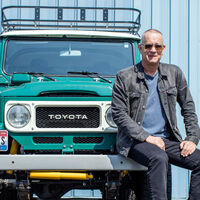 Tom Hanks limpia el garaje: tres de sus coches a subasta, incluyendo un Toyota Land Cruiser FJ40 y un Tesla Model S