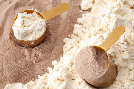 Caseína vs proteína whey: cuáles son sus diferencias y cuál nos interesa más tomar en base a nuestras necesidades