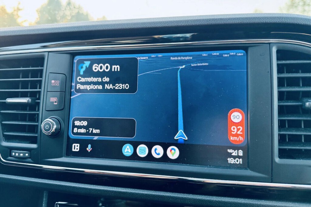 Después de años usando Waze y Google Maps en Android Auto, vuelvo al mítico TomTom: estas son mis razones 
