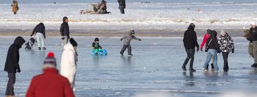 Parece filme, mas é real: moradores trocam o mergulho pela patinação após fenômeno raro congelar o mar na Polônia 
