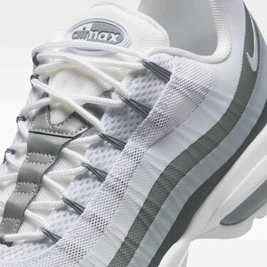 Nike transforma la silueta de los noventa en un clásico con mira al futuro en color antracita para dominar todos los looks del año