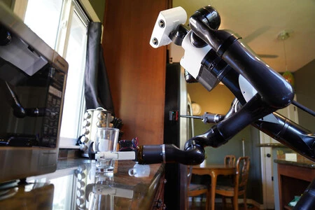 Los robots de Toyota quieren ser perfectos mayordomos: han aprendido a limpiar superficies brillantes y agarrar objetos blandos