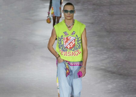 Versace los dota de color para la primavera (pero en otoño también se llevan): así son los chalecos de punto que han triunfado en Milán