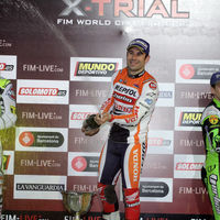 Toni Bou gana en Barcelona y pone la primera piedra en el muro de su 21º título mundial