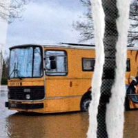 Um casal francês com dois filhos tentou driblar o capitalismo transformando um ônibus em motorhome; mas ele só durou 80 km 