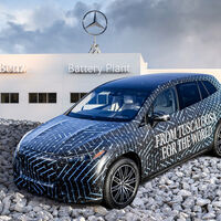 El Mercedes-Benz EQS SUV se asoma en el anuncio de la nueva fábrica de baterías de la marca