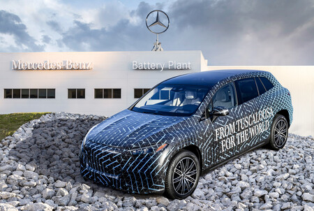 El Mercedes-Benz EQS SUV se asoma en el anuncio de la nueva fábrica de baterías de la marca