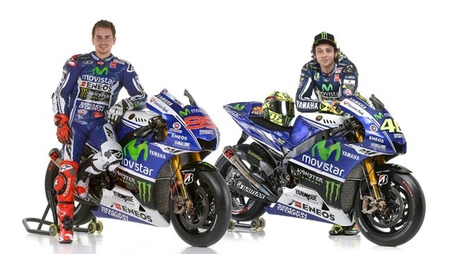 Jorge Lorenzo y Valentino Rossi con las motos del Movistar Yamaha MotoGP 2014