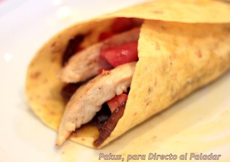 Fajitas de pollo, cebolla confitada y pimientos asados. Receta