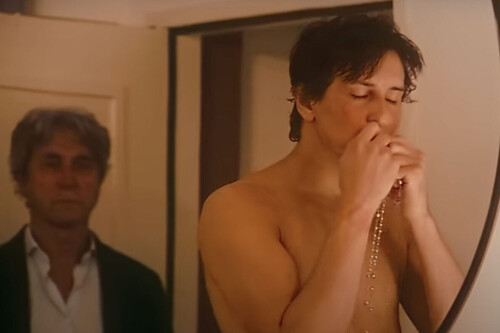Uno de los cineastas españoles más provocadores desata un espectáculo violento y angustioso en una película aclamada ya disponible en streaming