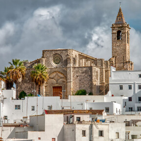 El pueblo ideal para comer carne en Andalucía y conocer uno de los castillos más importantes de Cádiz 