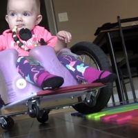 Fabricaron una silla de ruedas casera para su hija de 13 meses con parálisis (y la domina así de bien)